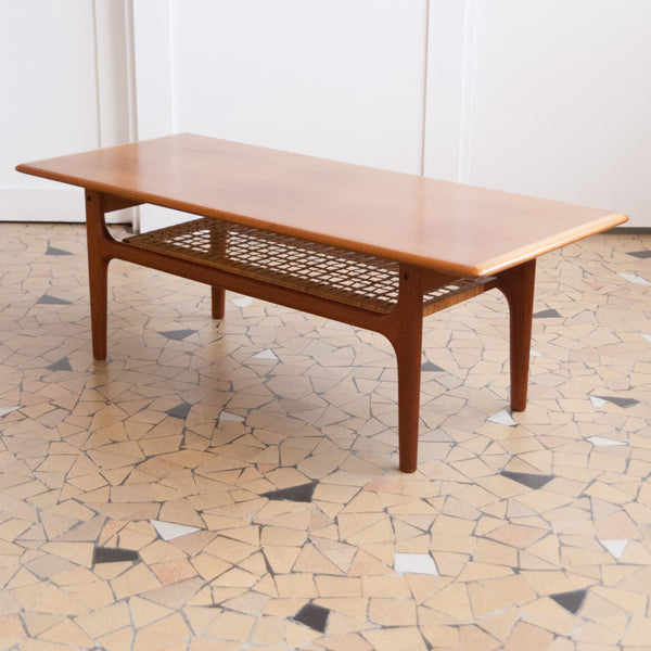 Table basse danoise avec étagère en rotin