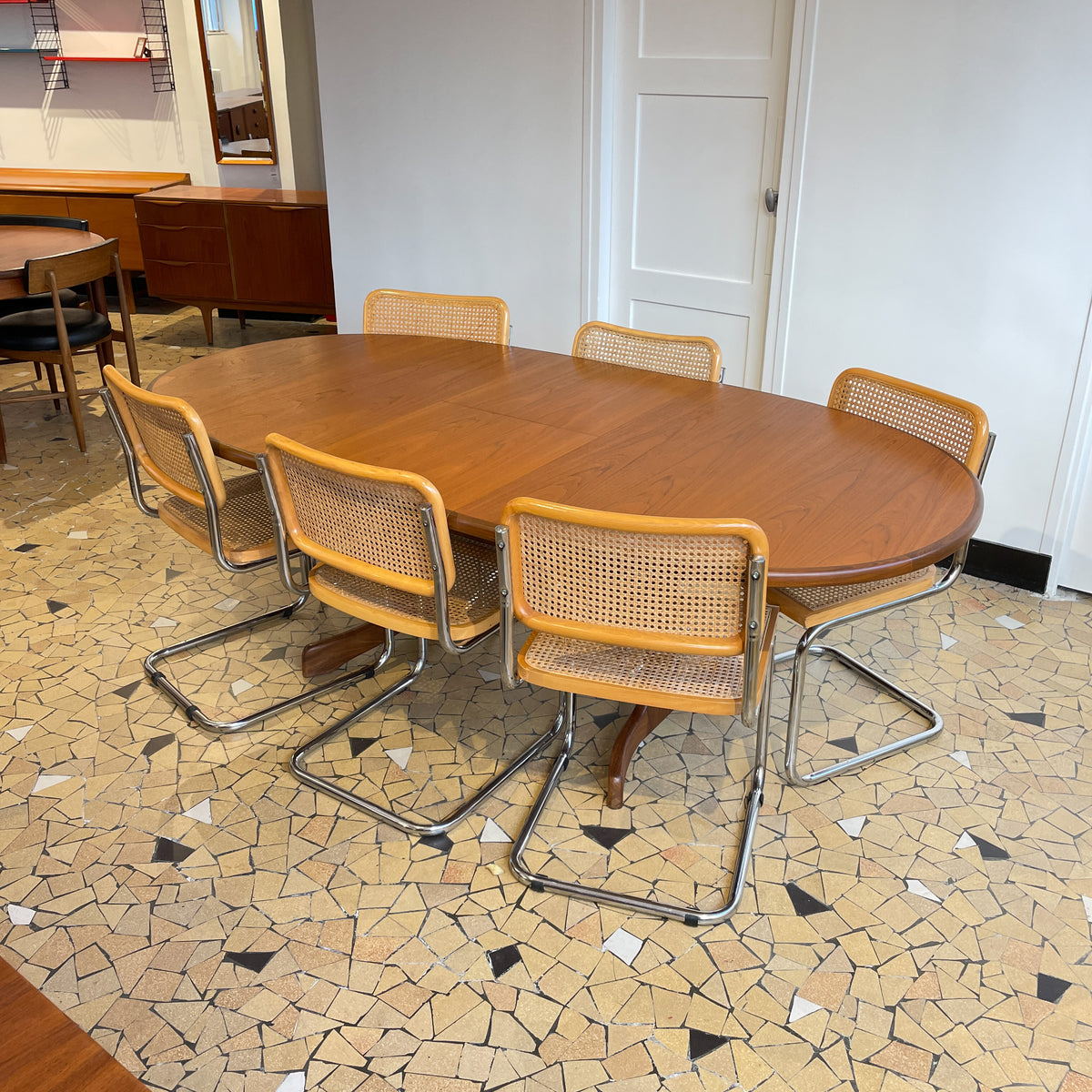 Table ovale Gplan « fishtail » – Monsieur Joseph