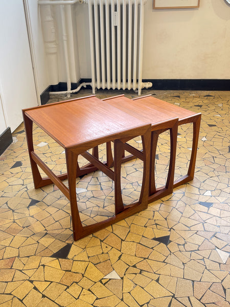 Table basse gigogne moderniste