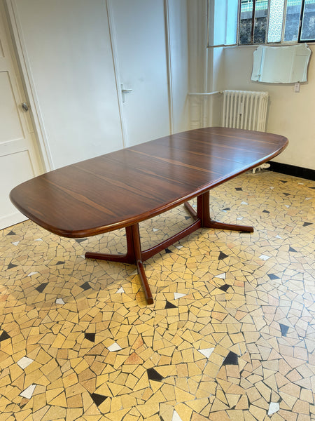 Grande table en palissandre par Dyrlund